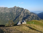 Alpe Mottac (mt.1690 ; a sx il Rifugio della Forestale a dx il doppio Bivacco)